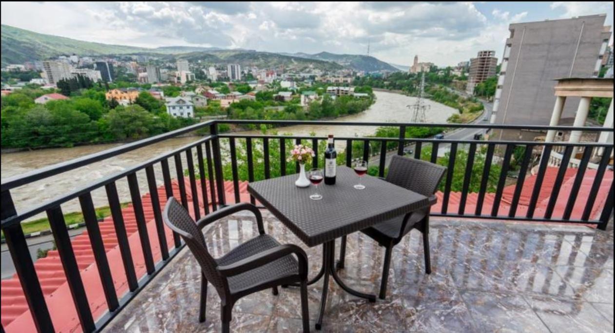 7 Star Bed & Breakfast Tbilisi ภายนอก รูปภาพ